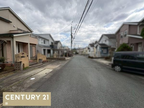 橋本市さつき台1丁目　中古戸建の前面道路含む現地写真