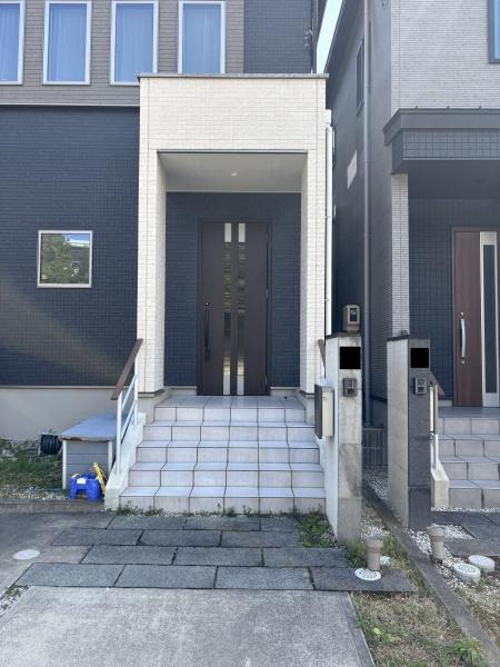 岡崎市上地３丁目・中古戸建の玄関|訪れる人を心地よく迎え入れます。