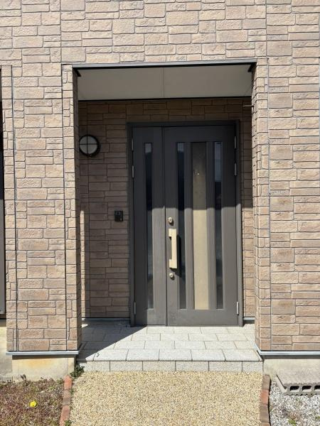 岡崎市中島西町・中古戸建の玄関|訪れる人を心地よく迎え入れます。