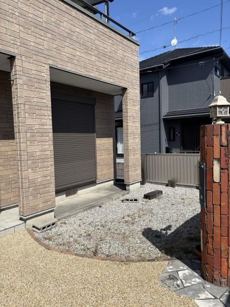 岡崎市中島西町・中古戸建の庭|草花で飾れるお庭。