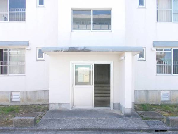 ビレッジハウス富山南2号棟のエントランス|毎日通るエントランスはこのようになっています