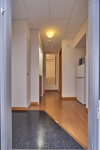 レオパレス川名駒方の玄関