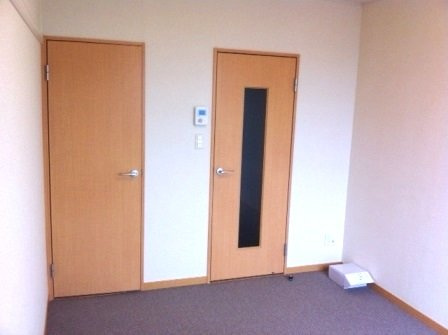 レオパレス曙の居間・リビング|朝日が差し込むお部屋です