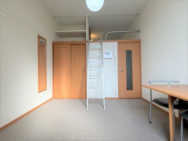 レオパレス茶屋ヶ坂の居間・リビング