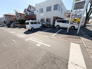 プラムオフィスの駐車場