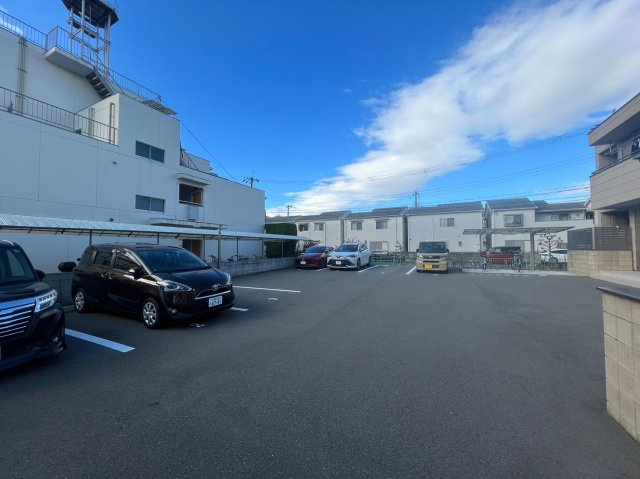 ヘーベルメゾンフェリスの駐車場