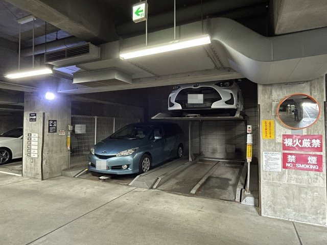 ホワイトパレスの駐車場