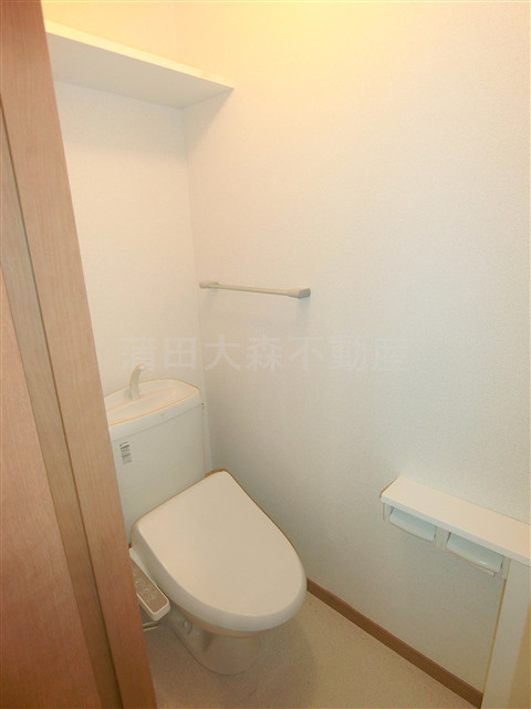 グリーンフォレストⅡのトイレ|棚と温水洗浄便座付きのトイレ