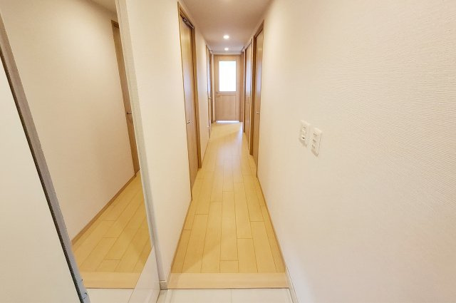 ヴューイスト泉ヶ丘の内装|玄関・廊下：クロスやフローリングを貼替えるなどリフォーム済み。