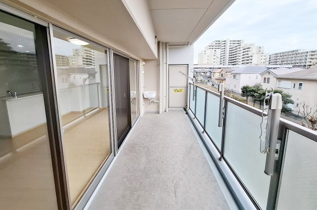 ヴューイスト泉ヶ丘のバルコニー|バルコニー：南西向きで日当たり良好。便利なスロップシンク付きです。