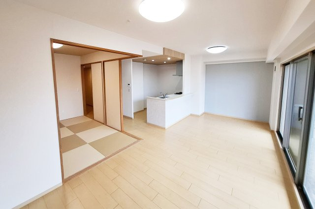 ヴューイスト泉ヶ丘の居間・リビング|LDK：クロスやフローリングを貼替えるなどリフォーム済み。