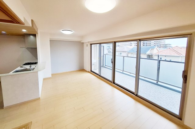 ヴューイスト泉ヶ丘の居間・リビング|リビングダイニング：南西向きバルコニーに面した明るい空間です。