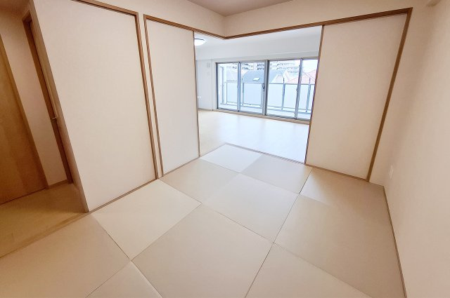 ヴューイスト泉ヶ丘の和室|和室：半帖畳を新調するなどリフォーム済み。廊下とリビングから出入りできる2way動線です。