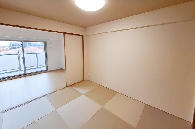 ヴューイスト泉ヶ丘の和室|和室：襖を開ければLDKとの一体利用も可能です。