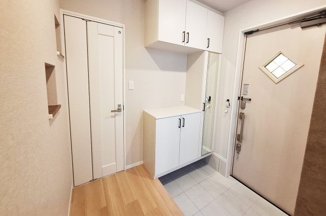 堺市南区美木多上の玄関|玄関：姿見付きの下駄箱を新調済み。