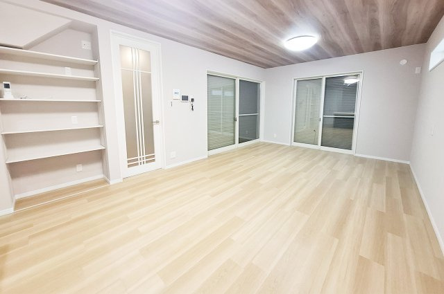 堺市南区美木多上の居間・リビング|LDK：リビングには空間をすっきりと整える収納棚付き。