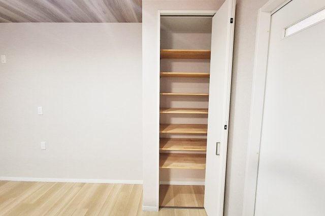 堺市南区美木多上の収納|パントリー：キッチン内には食品のストックや消耗品の収納に便利なパントリー付き。