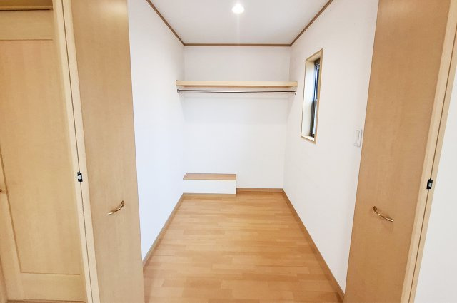 堺市中区深井中町の収納|洋室1：収納力の高い大容量のウォークインクローゼットあり。