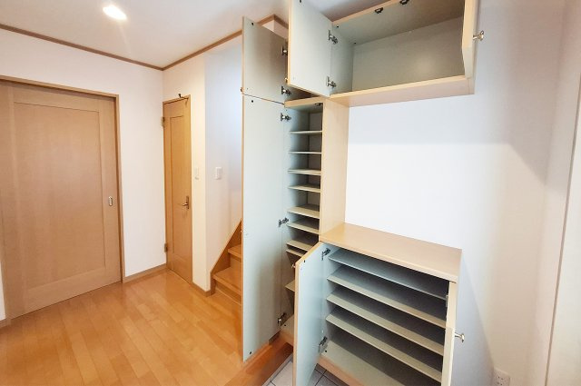 堺市中区深井中町の玄関|玄関：下駄箱があり整理整頓しやすい空間です。