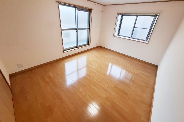 堺市中区深井中町の寝室|洋室1：バルコニーに面したお部屋です。