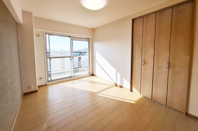 堺東グリーンハイツの洋室|洋室2：南向きバルコニーに面した明るいお部屋です。