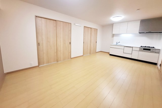 堺東グリーンハイツの居間・リビング|LDK：クロスやフローリングを貼替えるなどリフォーム済み。