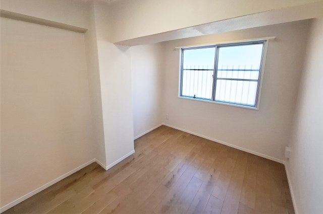 カルム堺B棟の洋室|洋室2：クロスやフローリングを貼替えるなどリフォーム済み。