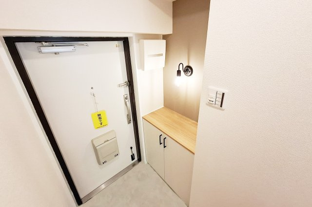 カルム堺B棟の玄関|玄関：新調済みの下駄箱で整理整頓しやすい玄関。