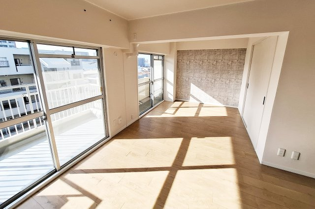 カルム堺B棟の居間・リビング|LDK：和室をリビングの一部にリノベーションし、明るく開放的な空間に。