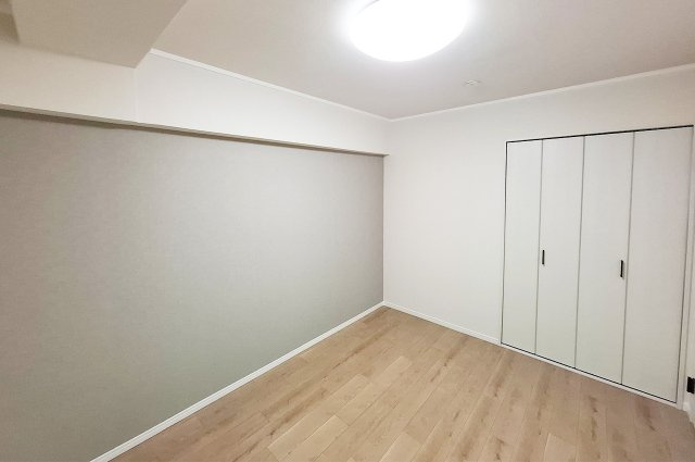 カルム堺B棟の洋室|洋室1：落ち着いたグレーのアクセントクロスを新調済み。