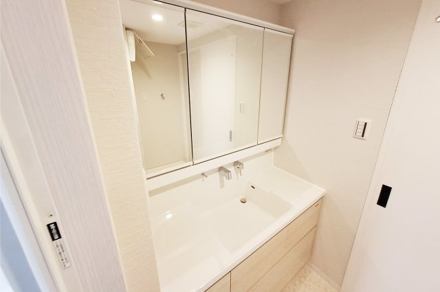 APAガーデンスプリングス鳳の独立洗面台|洗面室：ワイドな洗面化粧台は新調済み。広々としたスペースで身支度がはかどります。