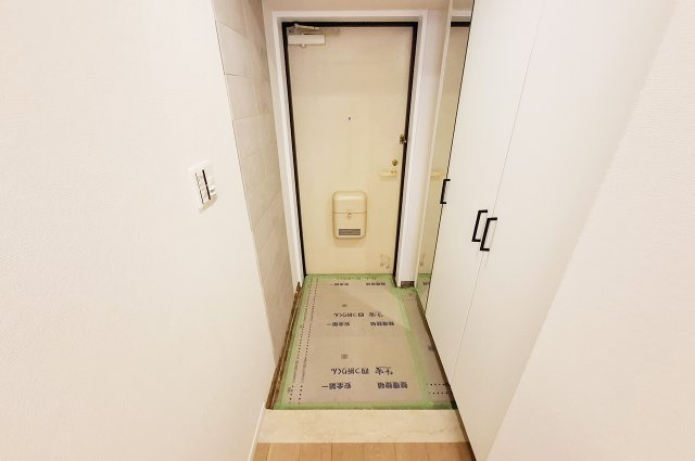 APAガーデンスプリングス鳳の玄関|玄関：姿見付きの下駄箱を新調済み。お出かけ前の身だしなみチェックも整理整頓もラクラク。