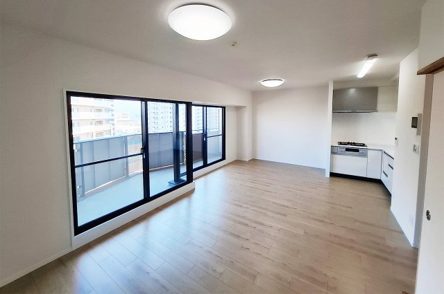 APAガーデンスプリングス鳳の居間・リビング|LDK：南東向きのバルコニーに面しており日当り良好です。