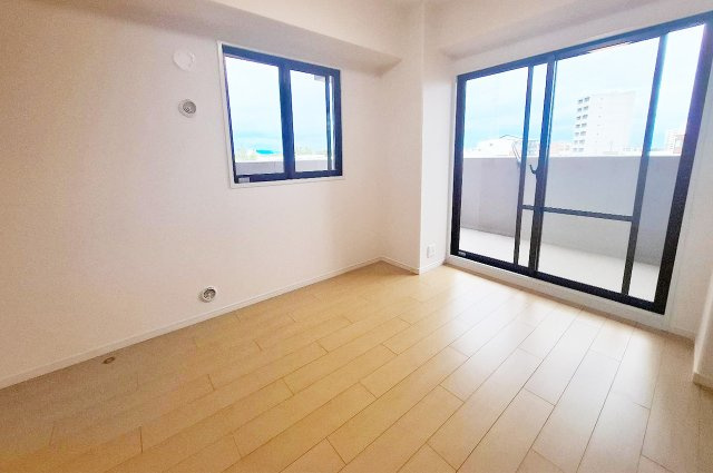 ディオ・フェルティ白鷺の洋室|バルコニーに面した洋室1は二面採光で明るく開放感たっぷり。日当たりや風通りも良くで快適です。