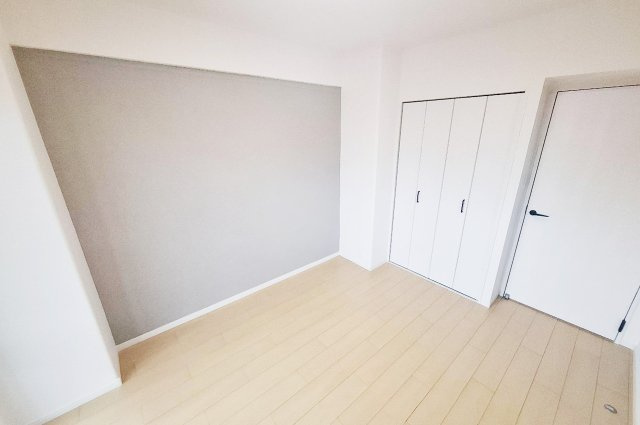 ディオ・フェルティ白鷺の寝室|リフォームできれい生まれ変わった約6.3帖の洋室1。グレーのアクセントクロスが映える一室です。