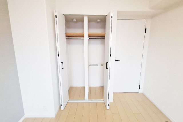 ディオ・フェルティ白鷺の寝室|洋室1はクローゼット付きで収納力があり、居住空間をすっきりと使えます。整理整頓もラクラク。