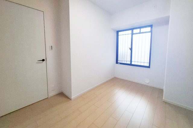 ディオ・フェルティ白鷺の洋室|大きな窓があり快適に利用できる洋室2。在宅ワークや趣味部屋としてもおすすめ。