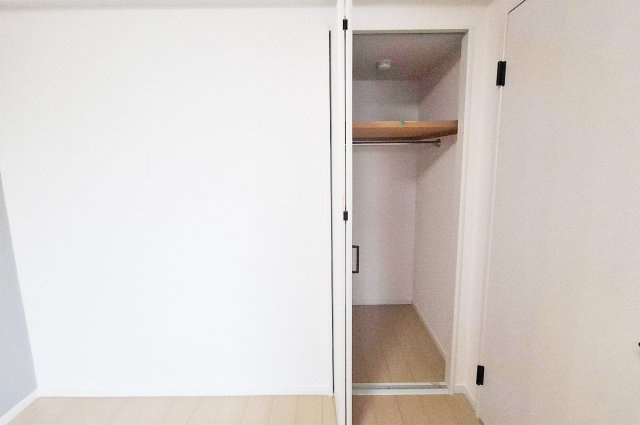 ディオ・フェルティ白鷺の収納|洋室2はコンパクトながら収納スペース付きで衣類や小物をすっきり整理できます。