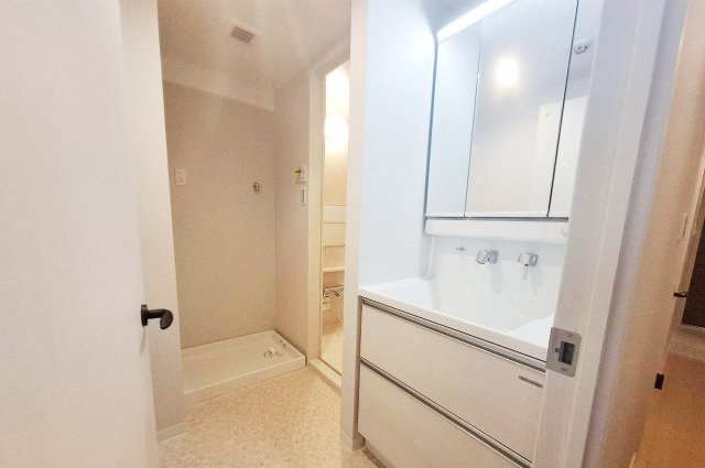 ディオ・フェルティ白鷺の独立洗面台|スライド収納に加え鏡内部も収納が付いた整理整頓のしやすい洗面台。浴室隣接で動線もスムーズ。