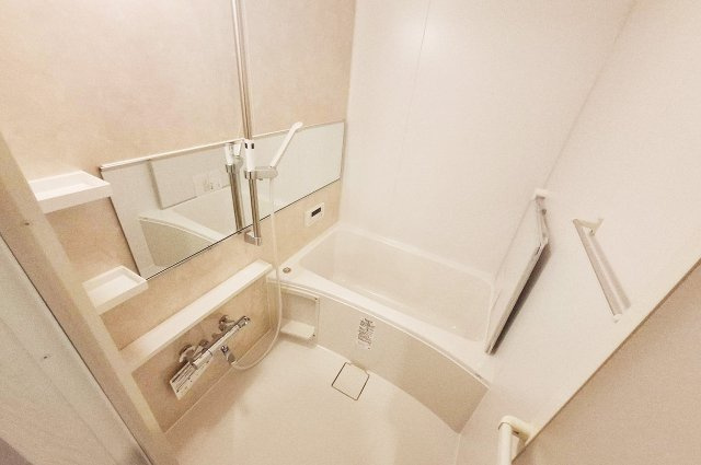 ディオ・フェルティ白鷺の浴室|浴室乾燥機やシステムバスを新調した清潔感のあるバスルーム。ベージュのパネルがやさしい雰囲気。