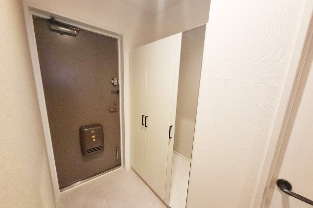 ディオ・フェルティ白鷺の玄関|新調した姿見付きの下駄箱で玄関周りをすっきりキープ。お出かけ前の身だしなみチェックも快適。