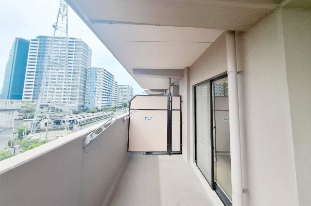 ディオ・フェルティ白鷺のバルコニー|大量の洗濯物や布団も十分に干せる広々スペースがうれしいバルコニー。