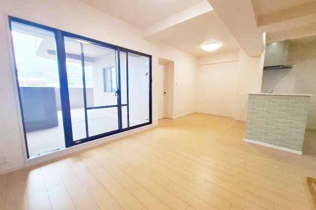 ディオ・フェルティ白鷺の居間・リビング|大きな窓と広いバルコニーに面したLDKは、開放感あふれる家族の憩いの空間です。