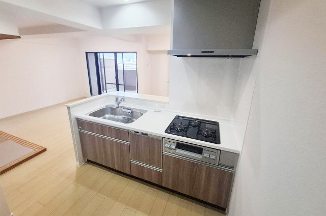 ディオ・フェルティ白鷺のキッチン|会話が弾む対面カウンターキッチン。新調済みのシステムキッチンは3口コンロで調理もスムーズ。