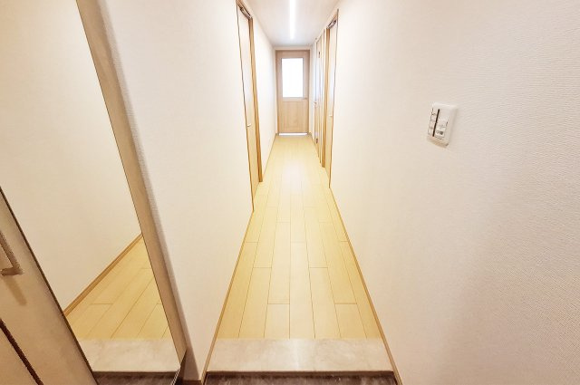 APAガーデンコート鳳西壱番館の内装|廊下：クロスやフローリングを貼替えるなどリフォーム済み。