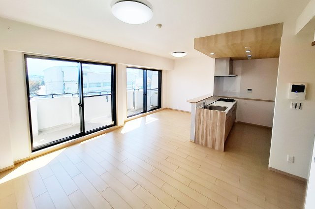 APAガーデンコート鳳西壱番館の居間・リビング|LDK：クロスやフローリングを貼替えるなどリフォーム済み。