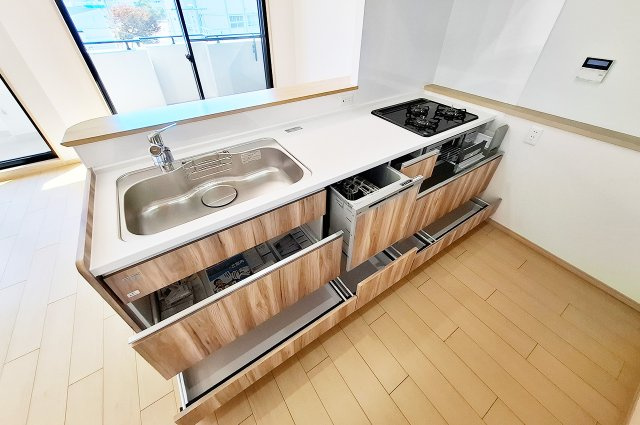 APAガーデンコート鳳西壱番館のキッチン|キッチン：出し入れしやすいスライド式収納で、整理整頓ラクラク。