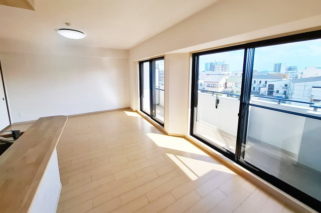 APAガーデンコート鳳西壱番館の居間・リビング|LDK：南東向きバルコニーに面した明るい室内。