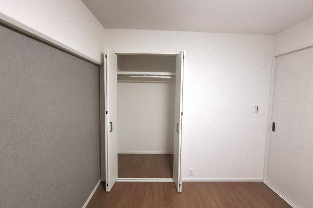 エバーグリーン金岡四号棟の収納|洋室（2）のクローゼット。きれいに新調済みです。