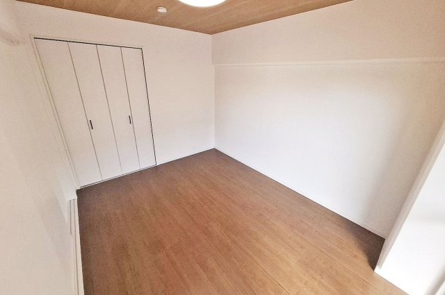 エバーグリーン金岡四号棟の洋室|洋室（3）のお部屋も、和室から新しく生まれ変わったまっさらのお部屋です。クローゼットも新調済みです。